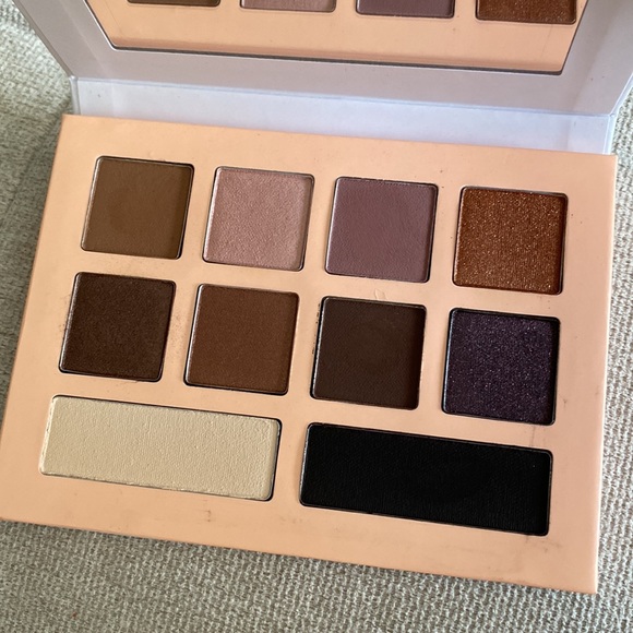 Honest Beauty eyeshadow palette - Picture 3 of 4